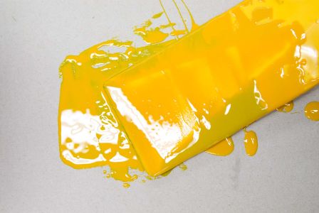 Spachtel mit gelber Druckerfarbe
