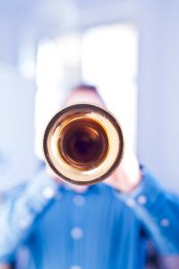 Musiker spielt eine Trompete
