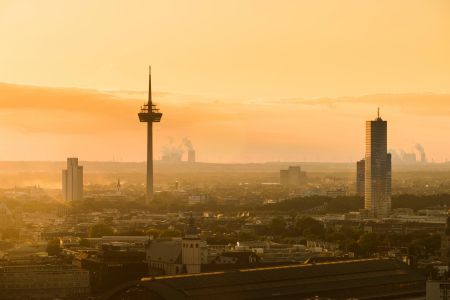 Luftaufnahme von Köln mit Fernsehturm und Mediamarkt