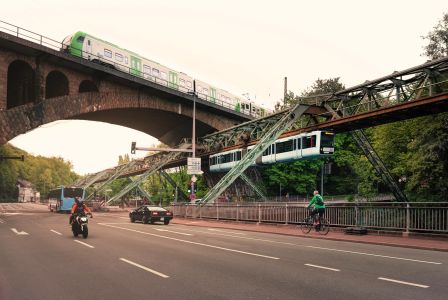 Bus, Bahn, Auto, Fahrrad, Schwebebahn in Wuppertal