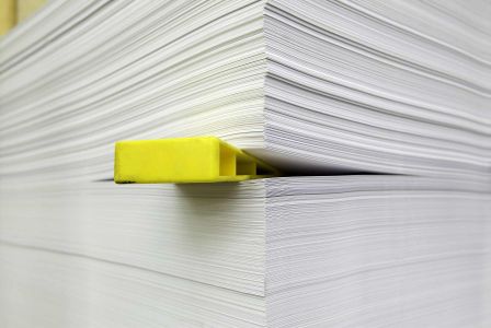 Papierstapel mit gelber Spachtel