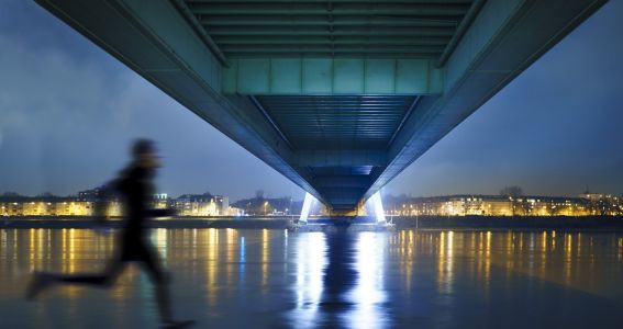 Jogger unter der Severinsbrücke in Köln