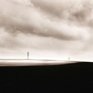 Landschaft mit Stromleitungen