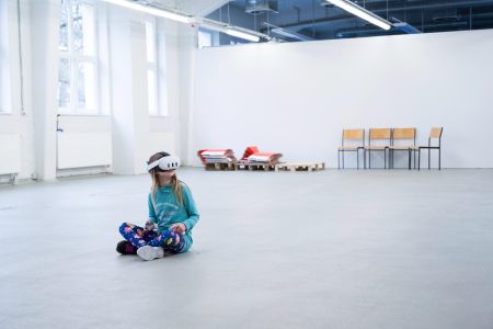 Mädchen mit VR-Brille