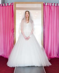Mädchen in Brautkleis