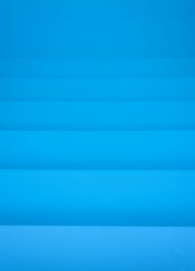 Blaue Treppenstufen ins Pool